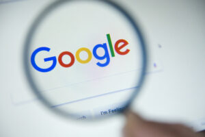 Imagem de uma lupa em cima da logomarca do google