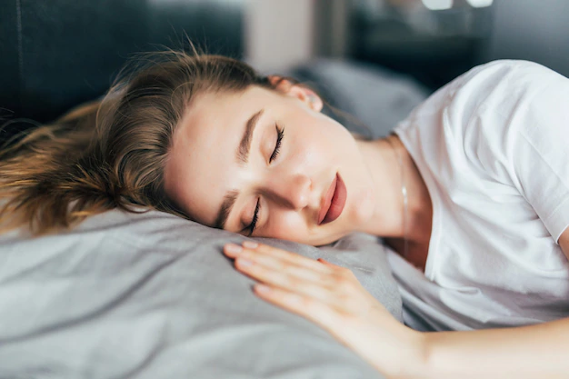 Imagem mulher dormindo com travesseiro
