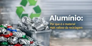 Cans recicláveis coloridos com símbolo cinza de reciclagem ao fundo