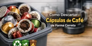 Cápsulas de café metálicas usadas com máquina ao fundo e texto sobre descarte correto