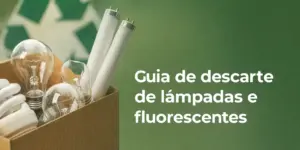 Caixa de lâmpadas recicláveis com símbolo de reciclagem verde ao fundo