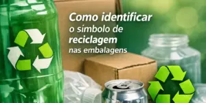 Símbolo de reciclagem em garrafa plástica cercada por materiais recicláveis