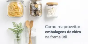 Potes de vidro com moedas, massas, cotonetes e planta, reforçando a educação financeira e sustentabilidade.