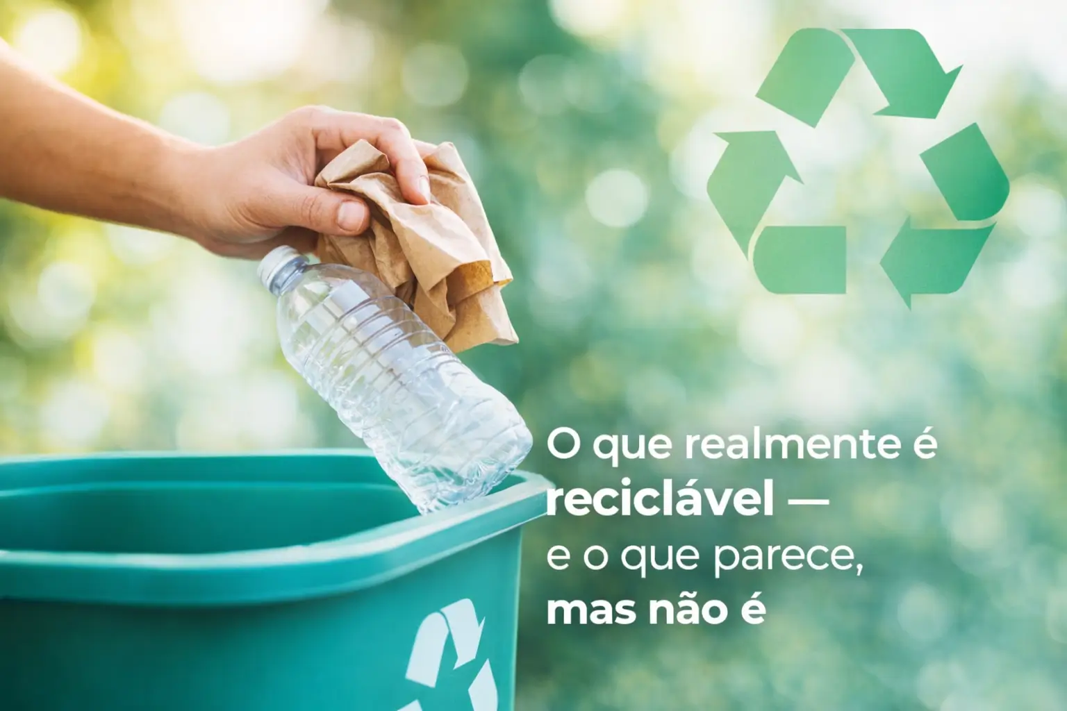 Mão colocando garrafa plástica e papel amassado em lixeira verde com símbolo de reciclagem