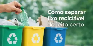 Mão segurando garrafa verde acima de lixeiras recicláveis coloridas